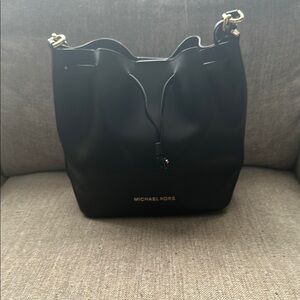 Michael Kors Black Shoulder Bag Sleek Design
